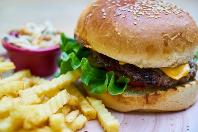 The Perfect Pairing: Window Blinds and Hamburgers – A Surprisingly Delicious Combo for Your Home and Kitchen